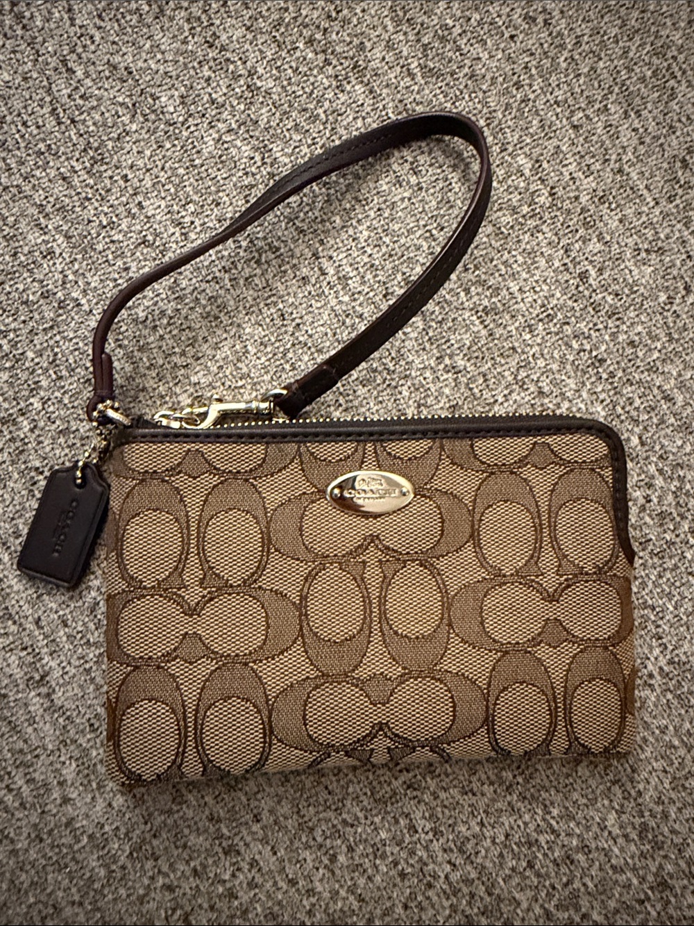 NWOT Coach Outline Sig "C" Corner Zip Wristlet